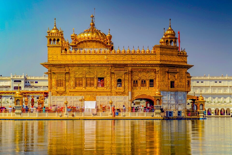 Złoty Tempel w Amritsar: ikona duchowości otoczona wodami i wspaniałą architekturą.