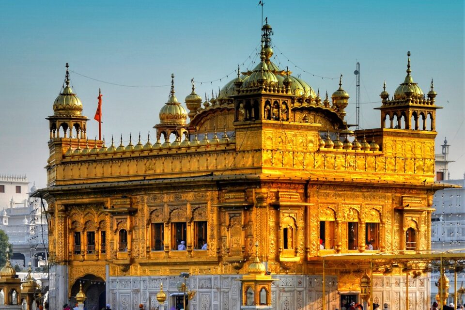 Złota Świątynia w Amritsar: miejsce duchowej refleksji otoczone spokojnymi wodami i architekturą.