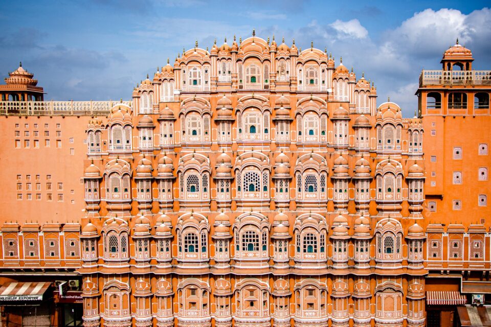 Hawa Mahal w Jaipurze: różowy pałac z misternymi oknami i bogatą historią.