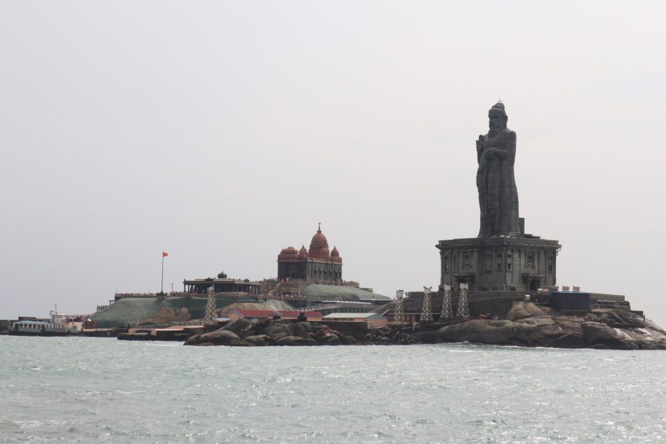 Kanyakumari: monumentalny pomnik i świątynia w harmonii z spokojnym morzem.
