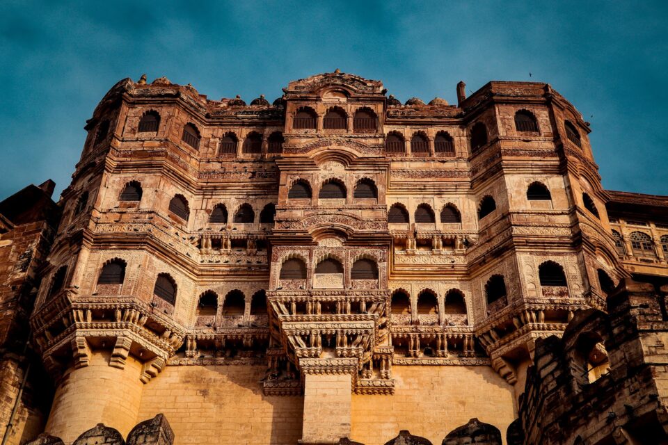 Forteca Mehrangarh: majestatyczna architektura z bogatą historią, osadzona w malowniczym krajobrazie.