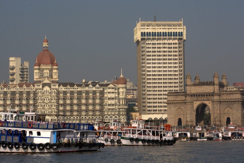 Wspaniały widok na Mumbaj z hotelem Taj Mahal i Brama Indii przy tętniącej życiem marinie.