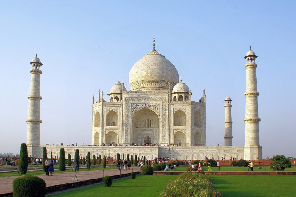Taj Mahal w Agra – symbol miłości i architektury Mughal w pięknym ogrodzie.