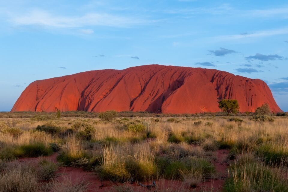 Uluru: majestatyczny monolit w sercu Australii, symbol kultury Anangu.