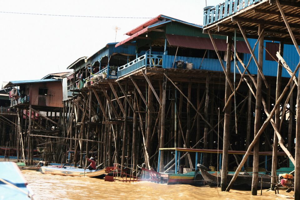 Wioska na palach na jeziorze Tonle Sap