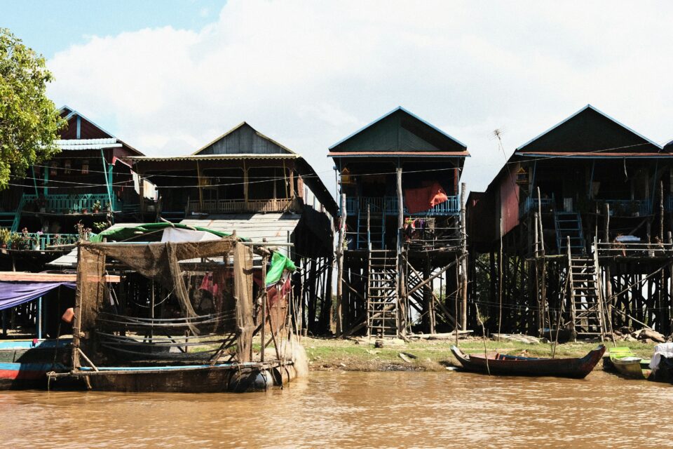 Wioska na palach na jeziorze Tonle Sap