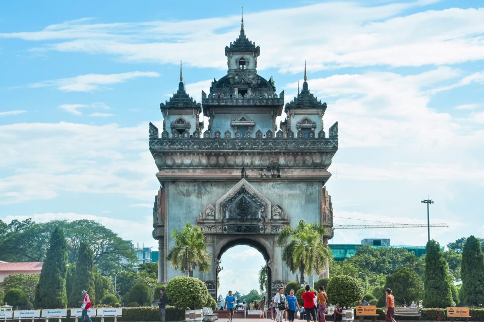 Patuxai w Vientiane: majestatyczny łuk w otoczeniu ogrodów i przyciągających turystów.
