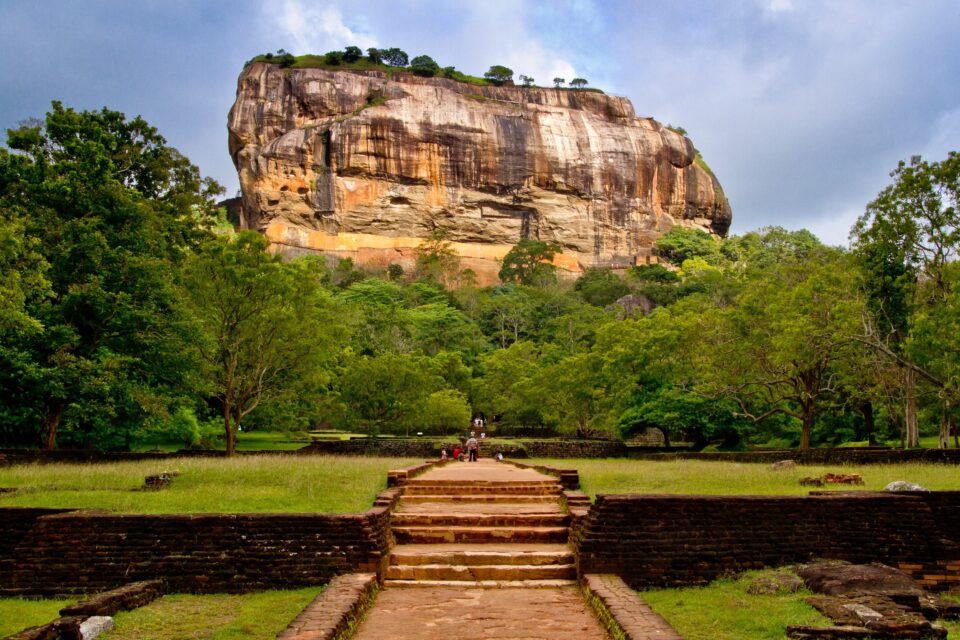 Sigiriya: majestatyczna formacja skalna w Sri Lance z bujną roślinnością i historycznymi ruinami.
