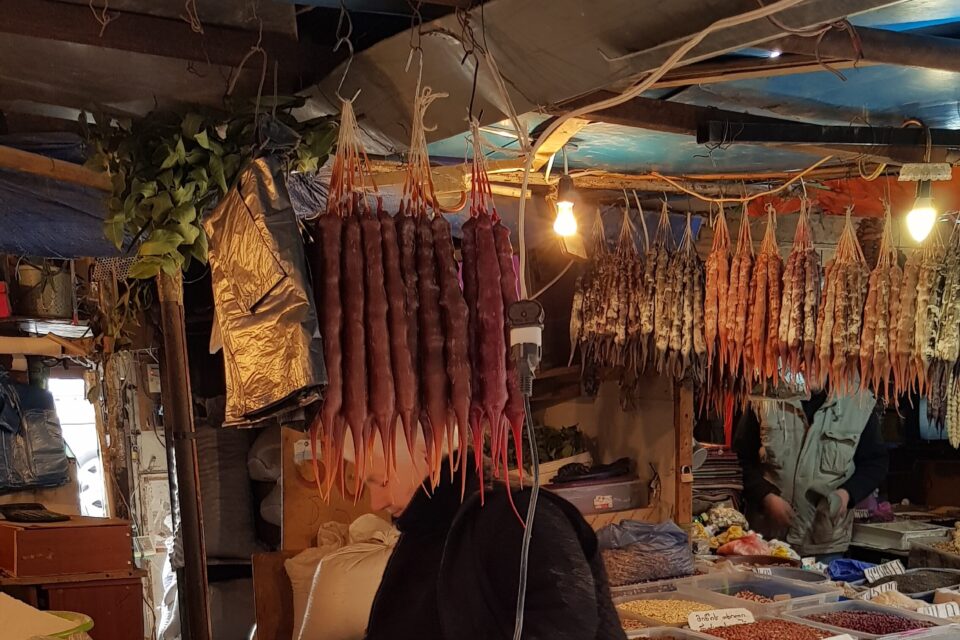 Kolorowy bazar z przyprawami i zbożami, łączący tradycję z codziennym życiem.