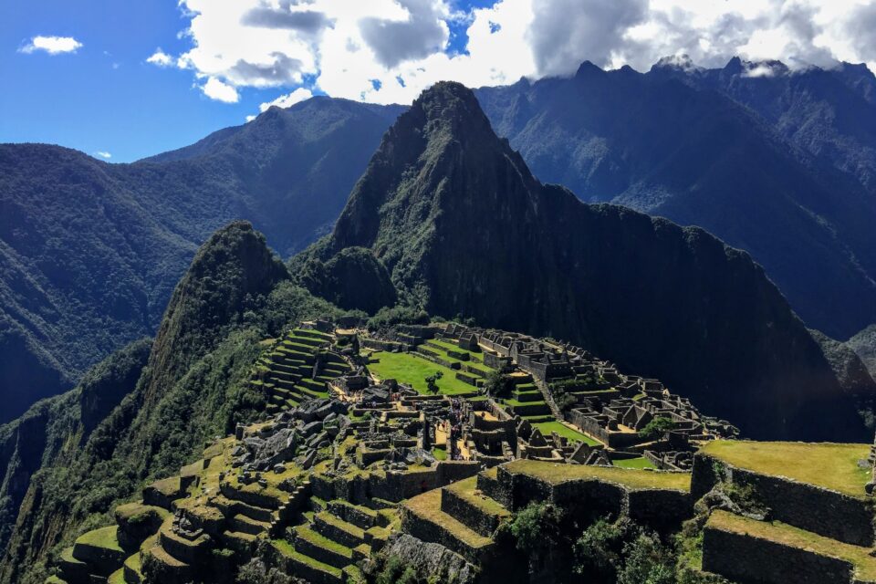 Ruiny Machu Picchu w Andach: architektura Inków w malowniczym górskim otoczeniu.