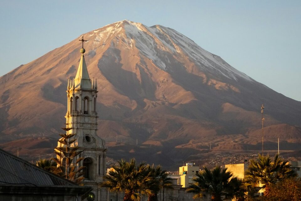 Widok na wulkan El Misti z Arequipy