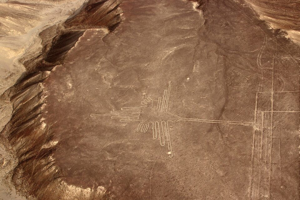 Geoglify na Pustyni Nazca: tajemnicze znaki starożytnych cywilizacji w surowym krajobrazie.