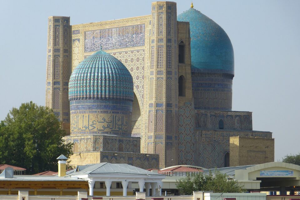 Błękitne kopuły meczetu Bibi-Chanum w Samarkandzie, przykład wspaniałej architektury islamskiej.