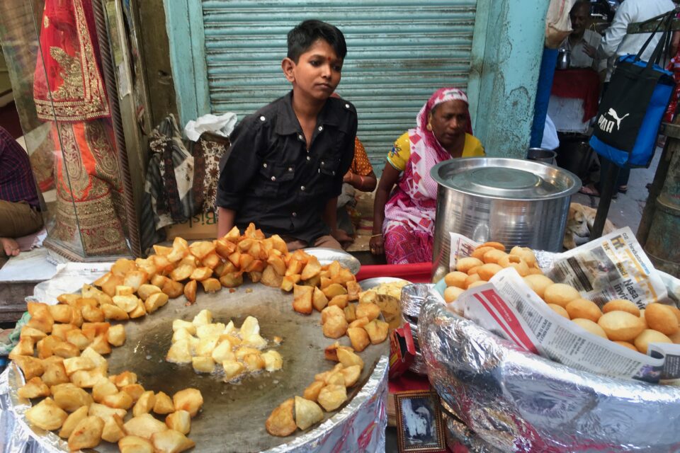 Młody chłopiec sprzedający Pani Puri