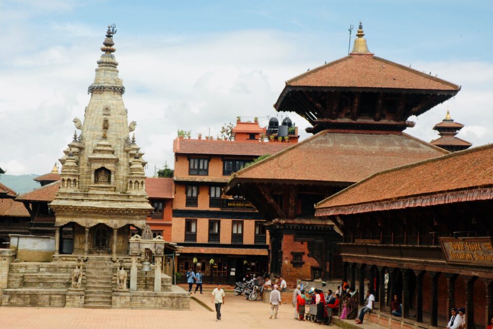 Zielony dziedziniec z piękną świątynią w Nepalu