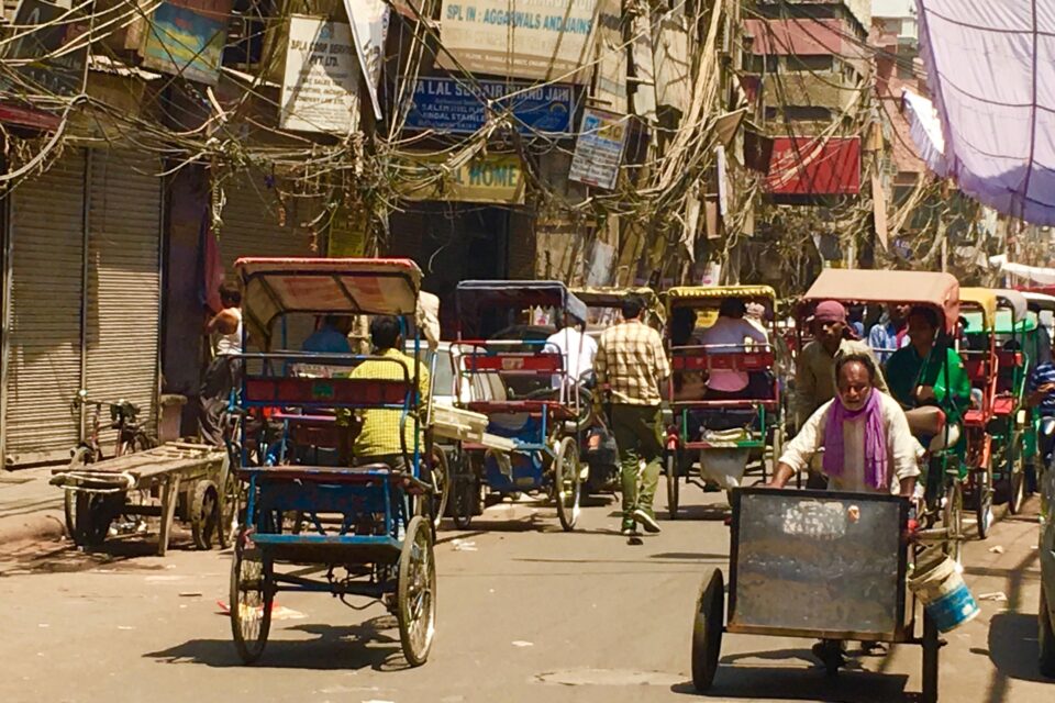 Tętniąca życiem ulica w Delhi