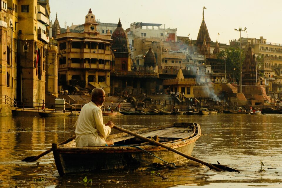 Spokojna chwila na Gangesie w Varanasi