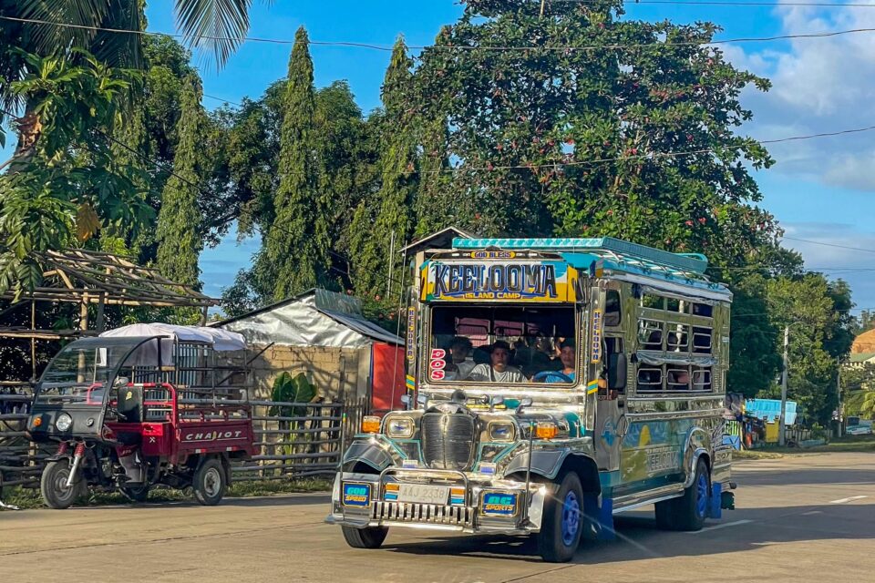 Klasyczny jeepney - symbol transportu w Filipinach