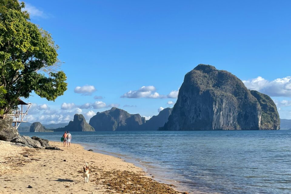 Spokojna plaża w El Nido