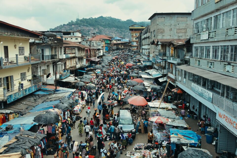 Tętniący życiem bazar w Sierra Leone