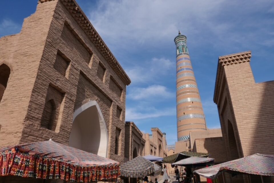 Kolorowy minaret nad tradycyjnym rynkiem