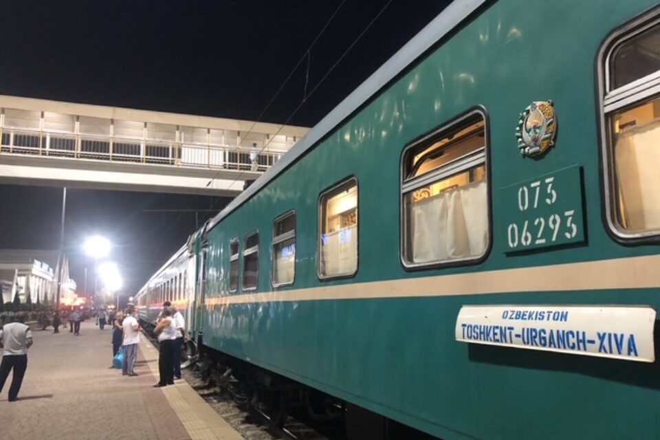 Pociąg platzkartny na stacji w Uzbekistanie, łączący Tashkent, Urgench i Chiwa.