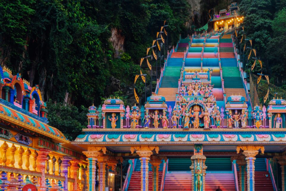 Kolorowe schody do Jaskini Batu w Kuala Lumpur