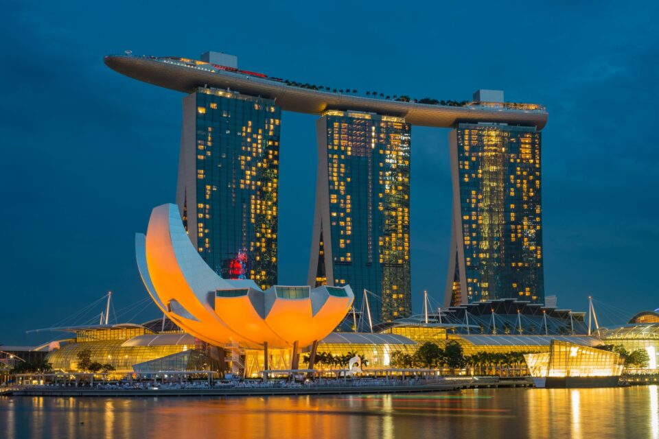 Marina Bay Sands i Muzeum Lotosu oświetlone nocą w Singapurze