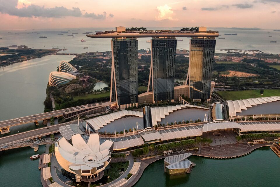 Zachód słońca nad Marina Bay Sands w Singapurze.